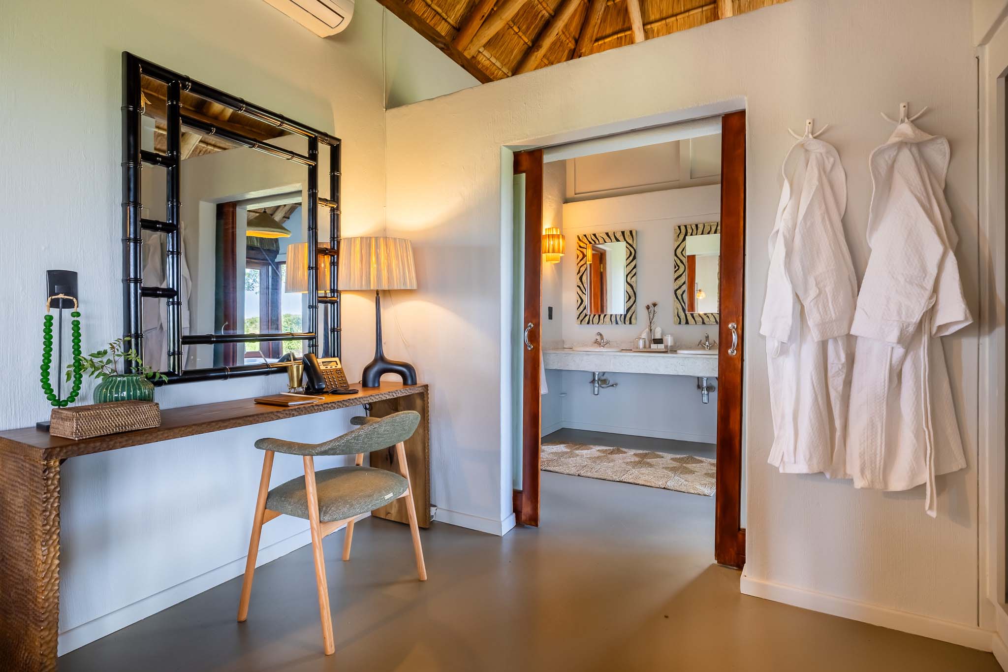 luxury_suite_desk